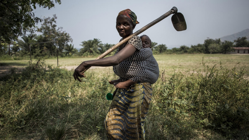 An internally displaced Congolese woman works on farmland that is part of Evariste Mfaume's agricultural project in Lusenda, Democratic Republic of Congo.