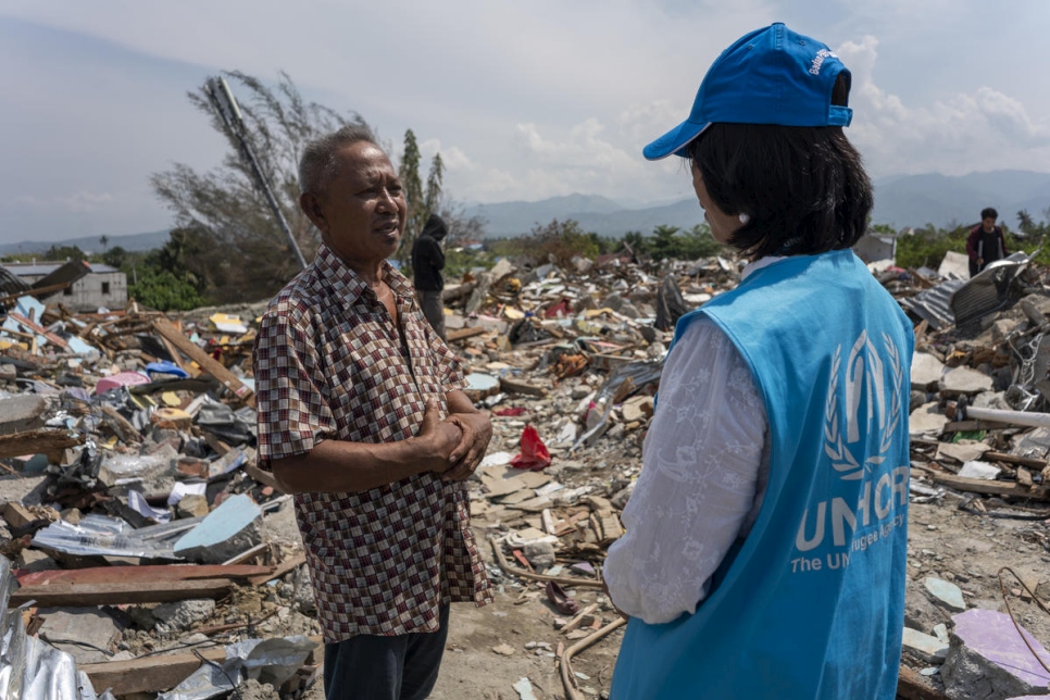 Un employé du HCR s'entretient avec un survivant du tremblement de terre et du tsunami qui ont dévasté Palu, en Indonésie.  