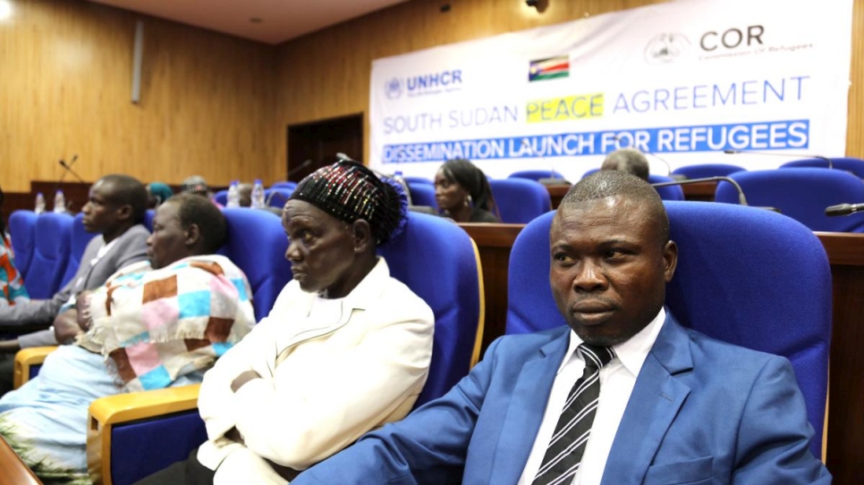 Les délégués des réfugiés sud-soudanais Singira Mirihewari (à droite) et Cecilia Elia Ofowa (à gauche) assistent aux négociations de paix à Khartoum, au Soudan. 