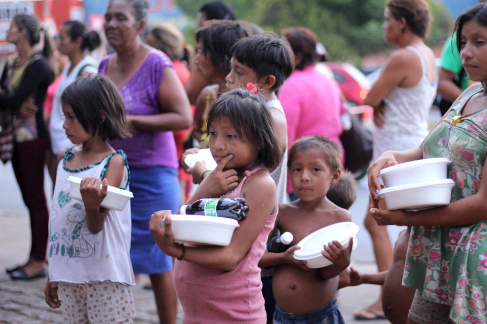 فنزويليون يعيشون في ساحة سيمون بوليفار في بوا فيستا يقفون في طابور للحصول على الطعام الذي يقدمه أفراد المجتمع المحلي.