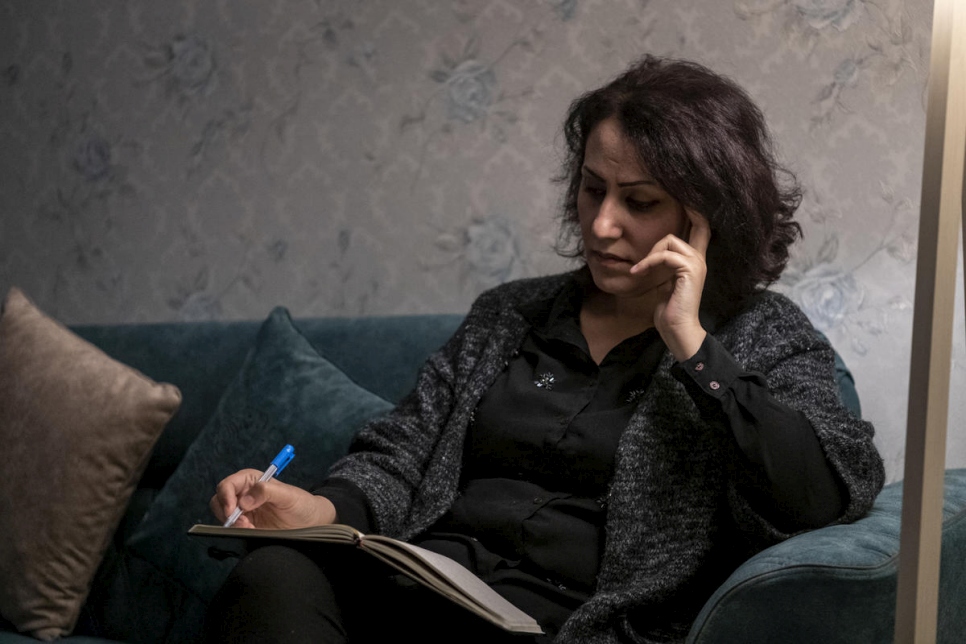 نغم نوزت حسن، التي نزحت من مسقط رأسها في عام 2014، تجلس في منزلها في مدينة دهوك في إقليم كردستان شمال العراق. 