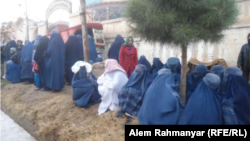 Displaced women from the Darzab and Qush-Teppa districts wait for assistance in Sheberghan.