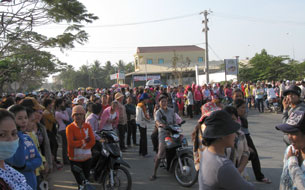 Factory workers block traffic on National Road 21B in Takhmao town, Feb. 12, 2013.