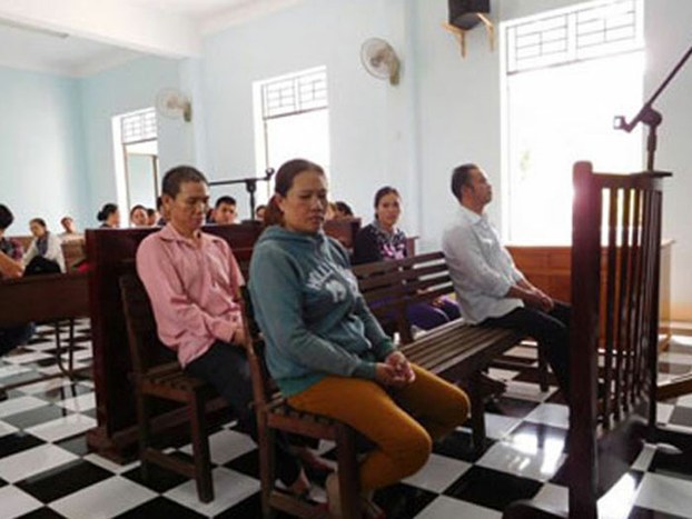 Tran Thi Lua (C), facing trial for trying to flee Vietnam by boat, in court, Sept. 1, 2016.