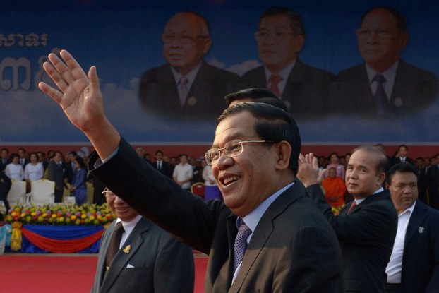 Cambodian Prime Minister Hun Sen (C) greets supporters during a Cambodian People's Party (CPP) ceremony marking the 35th anniversary of the fall of the Khmer Rouge regime in Phnom Penh, Jan. 7, 2014