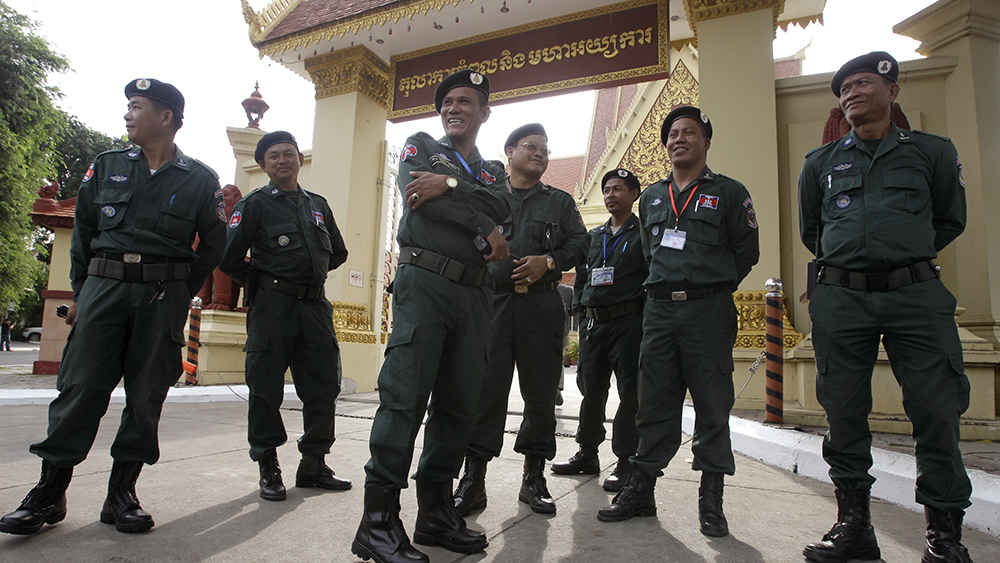 Security stand guard outside the Supreme Court in Phnom Penh, Oct. 31, 2017.