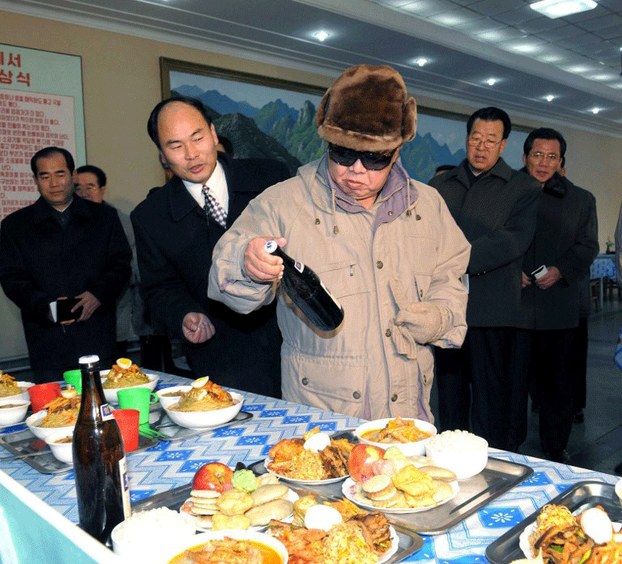 Kim Jong Il (C) visiting a worker's restaurant in North Korea, Jan 18, 2010.