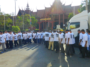 Prisoners being taken to former King Norodom Sihanouk's cremation site in Phnom Penh, Feb. 4, 2013.
