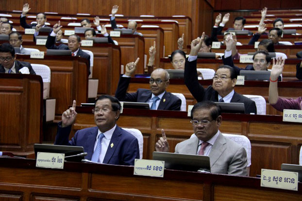 Cambodia's Prime Minister Hun Sen (front L) and other lawmakers voting during the parliament meeting at the National Assembly building in Phnom Penh, Feb. 20, 2017.