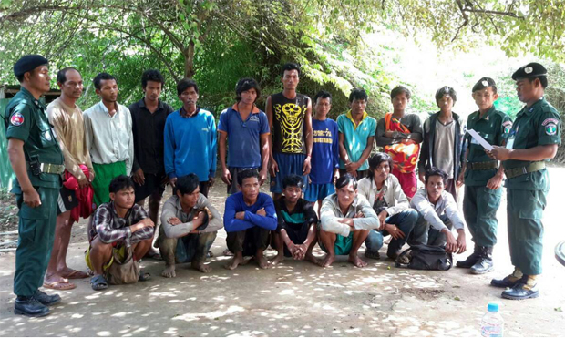 Seventeen laborers are detained by Cambodian border police in Banteay Meanchey province, Sept. 1, 2015.