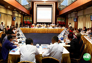 Members of the UPWC, NCCT and political parties hold a meeting at the MPC in Yangon, Aug. 18, 2014.