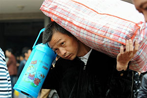 A migrant laborer returns to his home in Anhui province after being laid off from his job in Guangdong, Nov. 7, 2008.