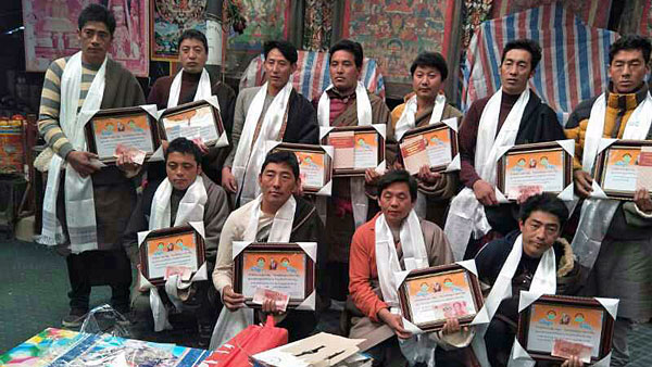 Winners of a Tibetan language competition display certificates awarded to them at a conference at Tashi Cheoling Monastery in Chigdril county, Golog Tibetan Autonomous Prefecture, in northwest China's Qinghai province, Jan. 25, 2018.