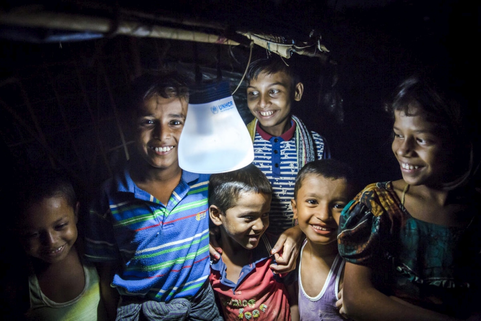 Une famille de réfugiés rohingyas éclaire son abri avec une lampe à énergie solaire, à Kutupalong au Bangladesh. Photo d'archives, novembre 2017. 