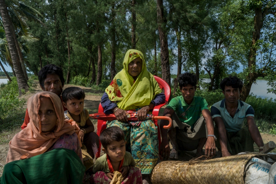 "لن أعود أبداً. إنهم يحرقون المنازل". نقل أفراد العائلة مصطفى، 80 عاماً، على كرسي من ميانمار إلى ويخيانغ، بنغلادش. إنهم لاجئون من الروهينغا من قرية مومستاونغ، مونغداو، حيث تقول إحدى اللاجئات بأن مجزرة قد وقعت.