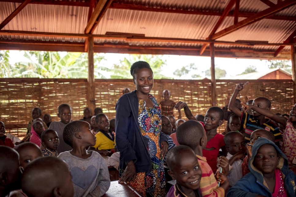 اللاجئة البوروندية نيمبونا فالين، 26 عاماً، تدرس في مدرسة جوغودي الابتدائية في مخيم نياروغوسو للاجئين في تنزانيا. هناك 68 فتى و 44 فتاة في فصلها.