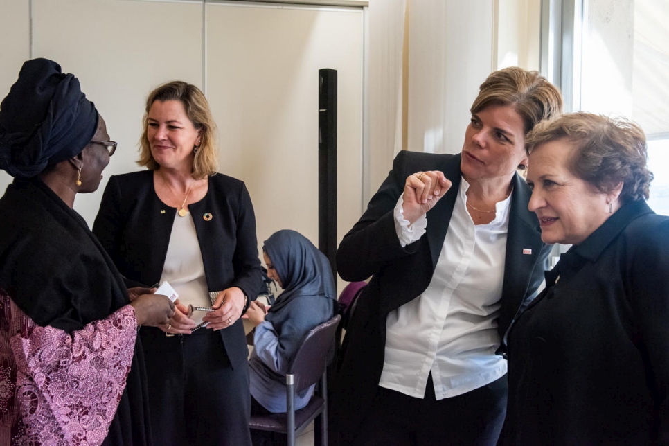 نائبة المفوض السامي للأمم المتحدة لشؤون اللاجئين، كيلي كليمنتس، تستضيف لقاء غداء للنساء، بما يتضمن اللاجئات، للتباحث في سبل إزالة الحواجز التي تحول دوم مشاركة المرأة اللاجئة في عملية صناعة القرار.
