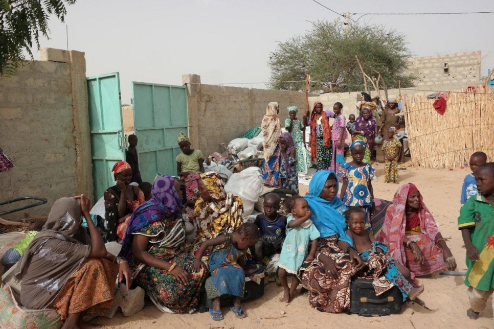Niger. UNHCR field team register newly displaced persons