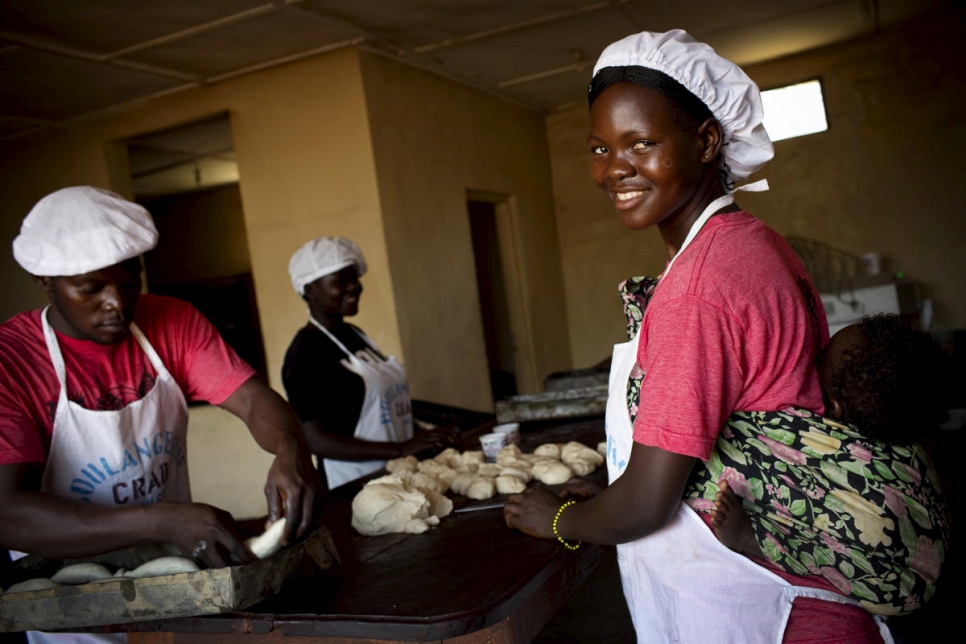 اختطفت ماري (يمين) لمدة ثمانية أشهر على يد جيش الرب للمقاومة عندما كانت في الرابعة عشرة من عمرها، وهي الآن في العشرين من عمرها وتعمل في صناعة الخبز في مركز الأخت أنجيليك في دونغو، بجمهورية الكونغو الديمقراطية. 