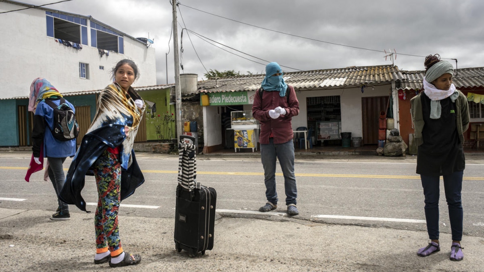 Des migrants et des réfugiés vénézuéliens s'équipent chaudement dans le village de La Laguna avant de poursuivre leur marche sur la route montagneuse qui mène au col de Berlín, à plus de 3000 m d'altitude. 