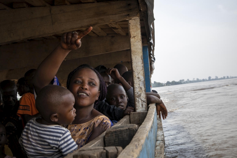 Guilaine Alaya, 33 ans, pointe le doigt en direction de Bangui, la capitale de la République centrafricaine, alors qu'elle rentre dans son pays natal après avoir passé six ans en République démocratique du Congo.