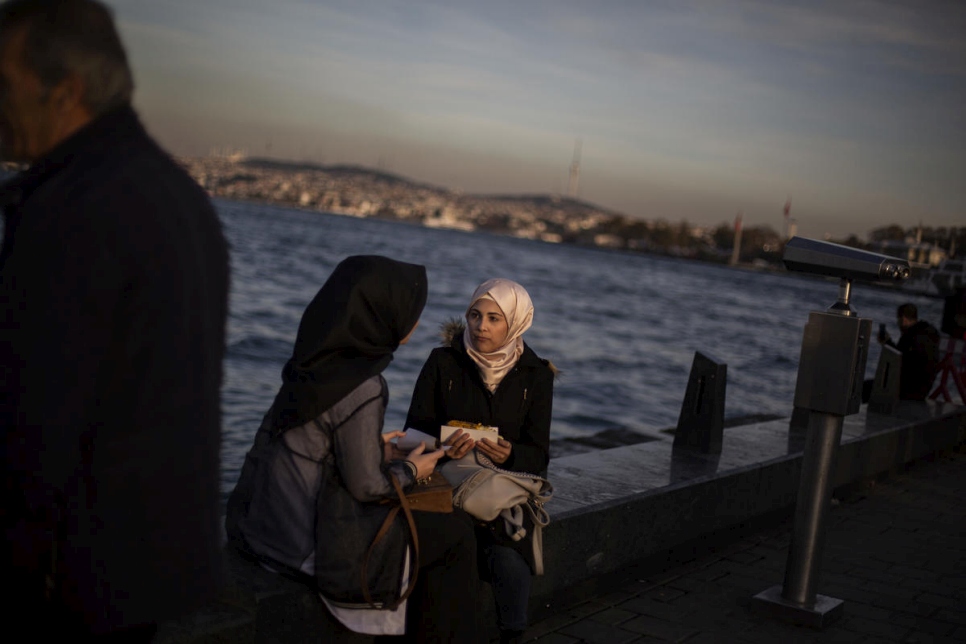 سيدرا تقضي بعض الوقت مع صديقتها على جسر غلطة التاريخي في إسطنبول.