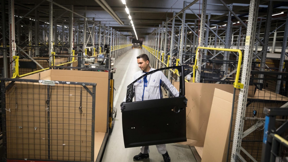 Mohammad Al Jaser, stagiaire, travaille à l'usine Volkswagen de Baunatal, en Allemagne. 