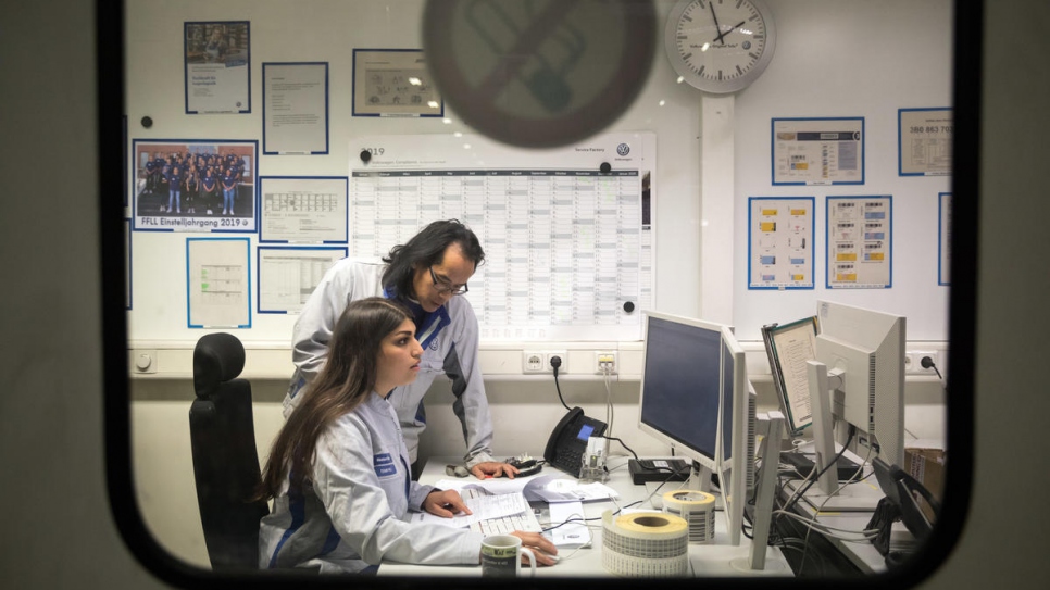 Mastura au travail au centre logistique Volkswagen de Baunatal, en Allemagne. Elle est assistée par Johannes Gerhard, son chargé de formation.