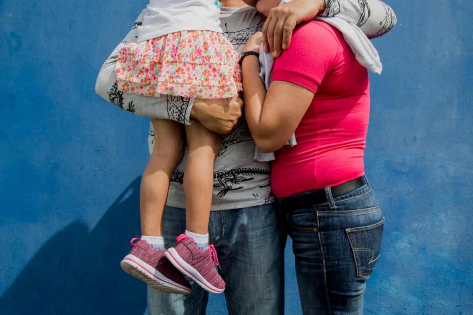 عائلة من نيكاراغوا تنتظر لتقديم طلباتها للجوء في مكتب الهجرة في سان خوسيه. 
