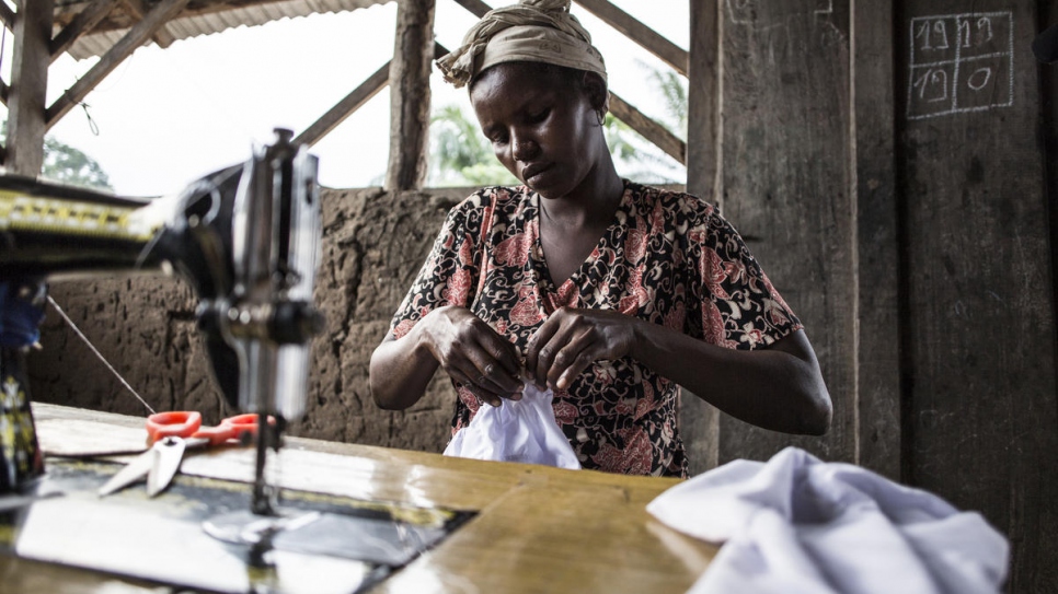 Clémentine, une survivante de l'Armée de résistance du Seigneur, donne un cours de couture au centre de Soeur Angélique à Dungu, en République démocratique du Congo.