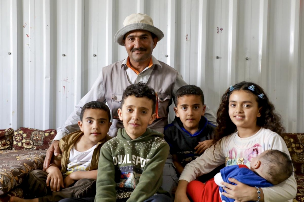 Le réfugié syrien Abdullah et ses enfants devant l'abri familial au camp de réfugiés d'Azraq, en Jordanie.  