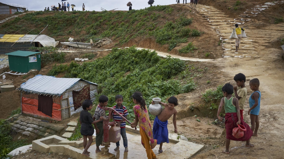 Des enfants réfugiés rohingyas font la queue pour utiliser un puits et collecter de l'eau sur le site d'extension de Kutupalong pour les réfugiés rohingyas, Ukhia, district de Cox Bazar, Bangladesh. 