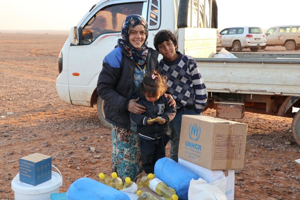 عائلة نازحة من حمص تتسلم مساعدات حيوية في مخيم الركبان.