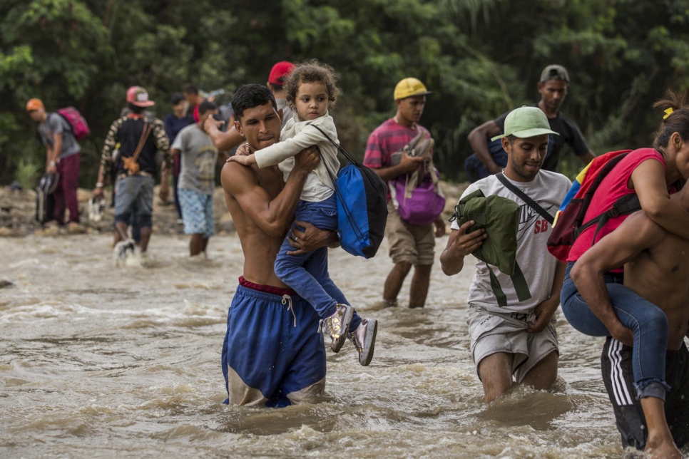 Des Vénézuéliens traversent à gué la rivière Tachira pour chercher aide et nourriture à Cúcuta, Colombie. 