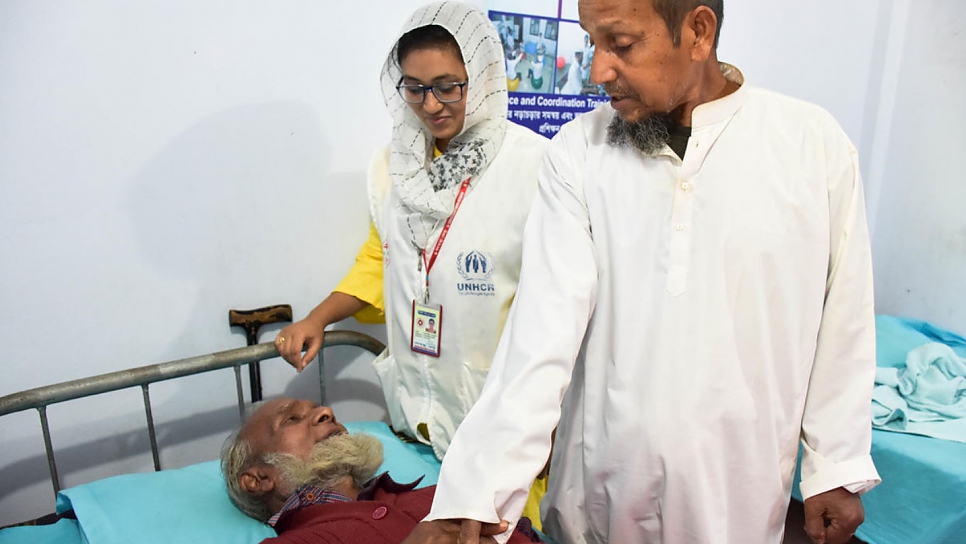 Noor Salam (en blanc), un réfugié rohingya, s'entretient avec son ami bangladais Abdul Quddus, 70 ans, au centre de physiothérapie et de réadaptation physique financé par le HCR à Teknaf, au Bangladesh. 