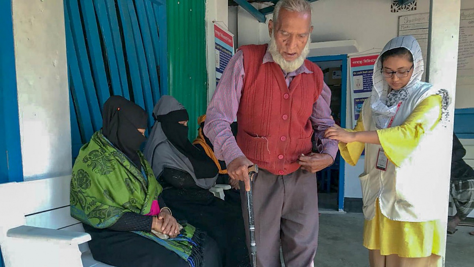 Naushin Anjum (à droite) guide Abdul Quddus, un patient, au Centre de kinésithérapie et de rééducation fonctionnelle de Shamlapur, Bangladesh. 