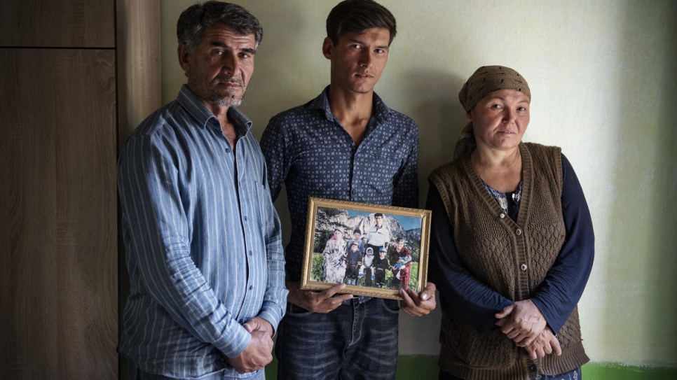 Nazir, 21 ans, à la maison avec son père Nasyr, 48 ans, et sa mère Sanabar, 46 ans. 