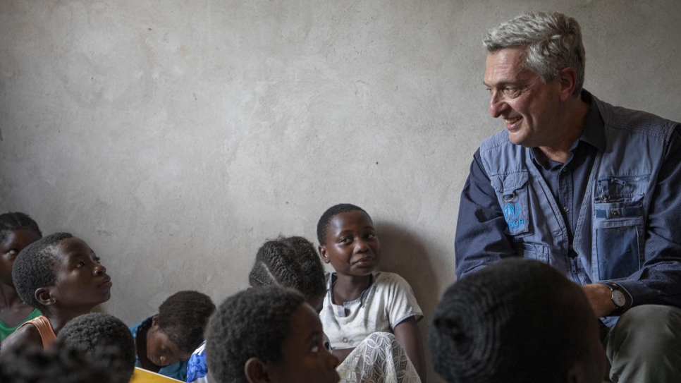 Rencontre entre le Haut Commissaire des Nations Unies pour les réfugiés Filippo Grandi 	et de jeunes réfugiées congolaises dans un espace sécurisé pour les jeunes filles et les femmes au camp de Mantapala, Zambie. 