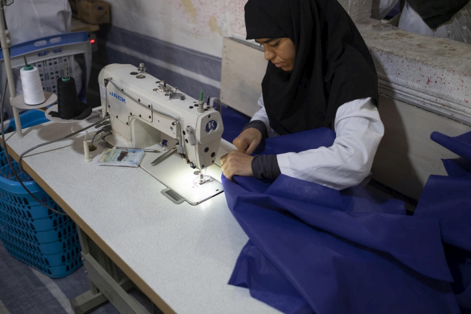 الموظفة الإيرانية فاطمة، 36 عاماً، في ورشة الخياطة. 