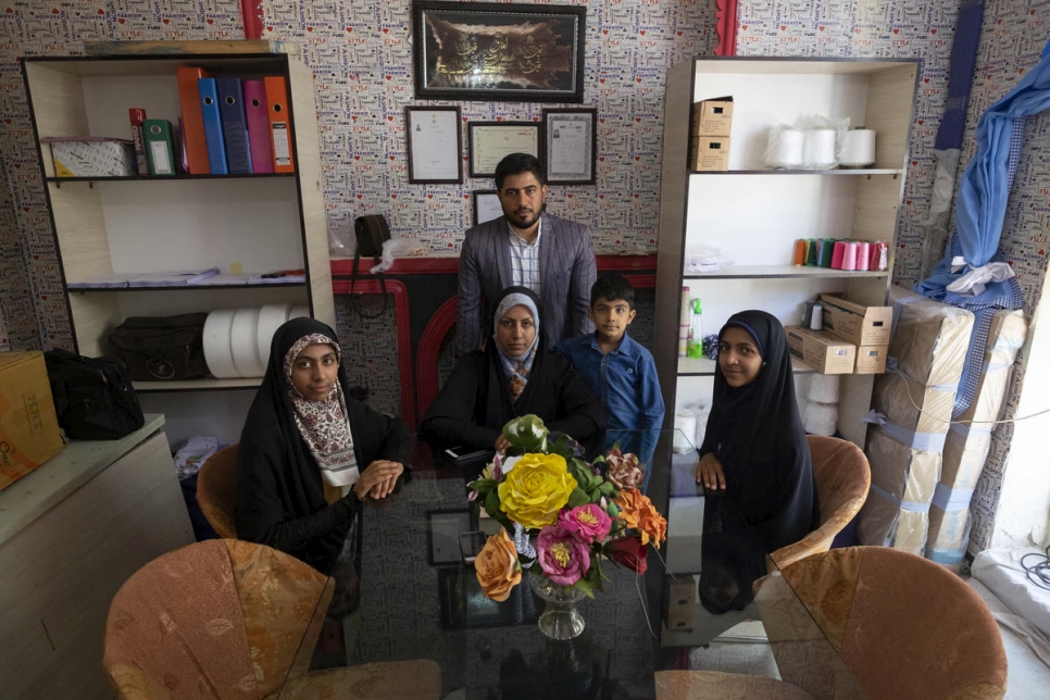 زينب (في الوسط) مع زوجها وأطفالها في منزلهم في شيراز. 