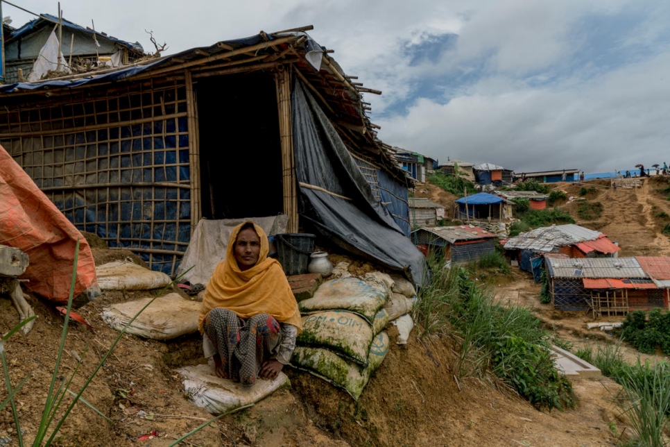 عائشة بيغوم، البالغة من العمر 45 عاماً، تشعر بالقلق من أن منزلها الواقع على منحدر معرض لخطر الانهيارات الأرضية، فيما يدب موسم الرياح الموسمية على مخيم كوتابالونغ للاجئين بالقرب من كوكس بازار في بنغلاديش.