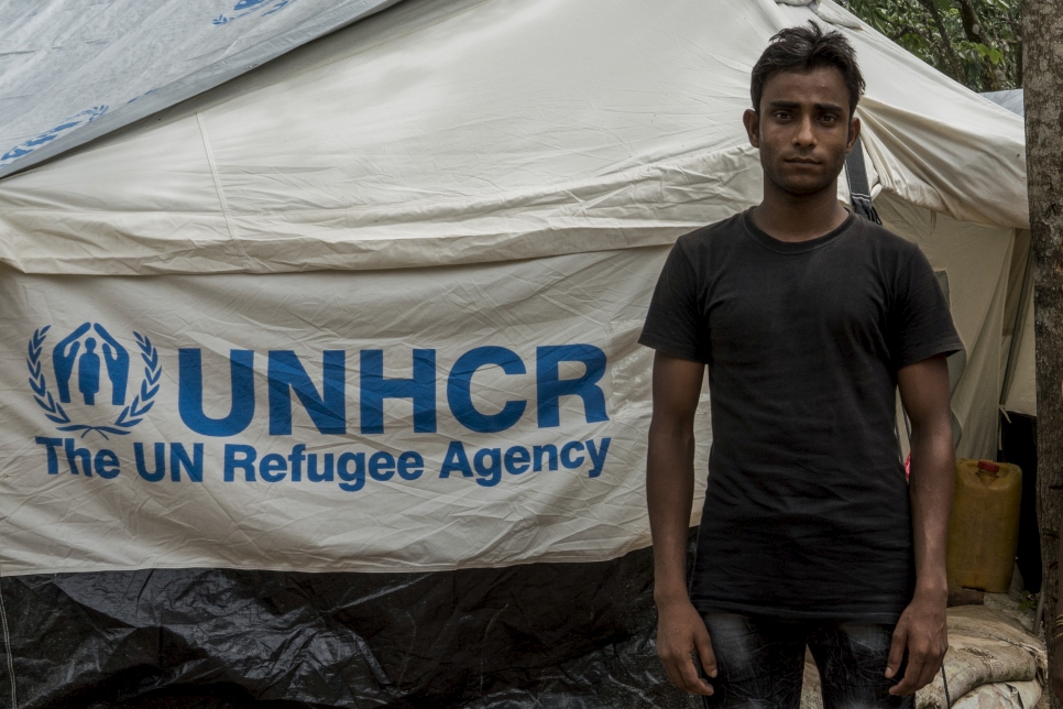 محمد رفيق، البالغ من العمر 20 عاماً وهو لاجئ من الروهينغا فر من ميانمار قبل 40 يوماً، يقف خارج خيمته في مركز العبور التابع للمفوضية بالقرب من مخيم كوتابالونغ للاجئين في بنغلاديش.