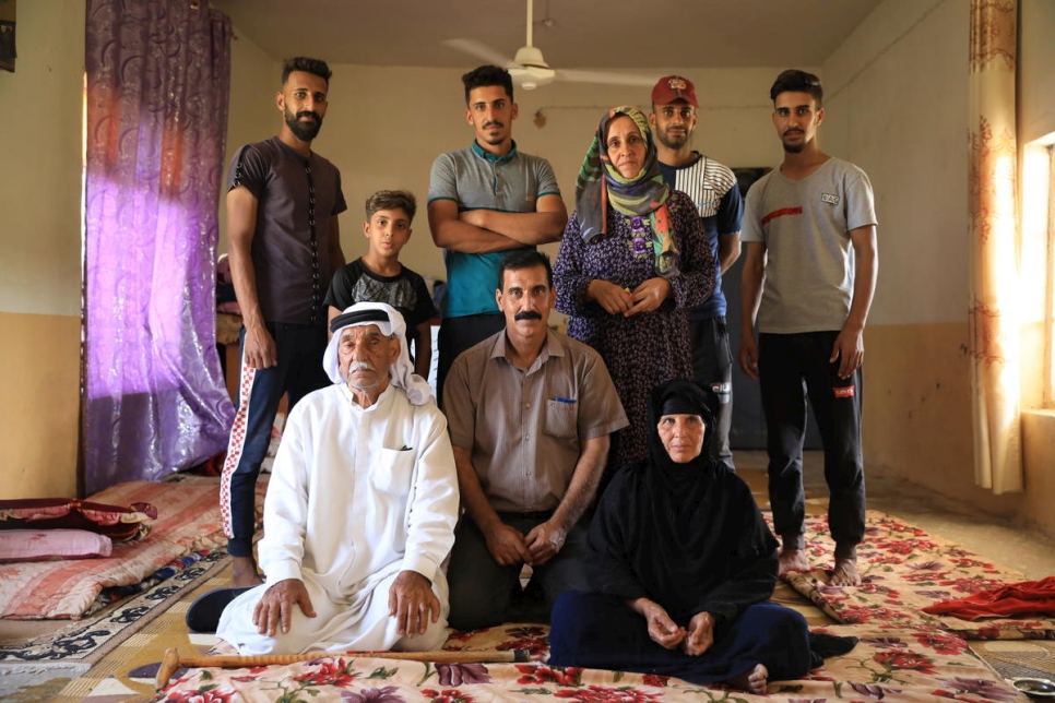 Matra (en bas à droite) pose pour un portrait de famille avec son mari (à gauche) et d'autres membres de la famille.  