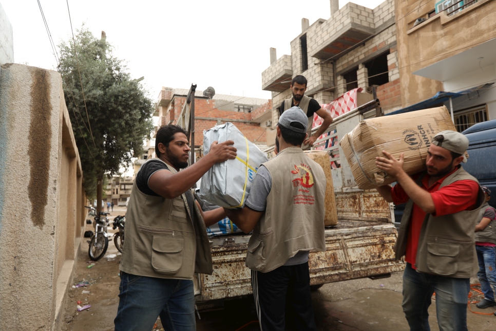 المتطوعون العاملون لدى شركاء المفوضية المحليين في محافظة الحسكة ينقلون مواد الإغاثة الاساسية والمواد الشتوية إلى المآوي الجماعية ليجري توزيعها على النازحين الجدد في المحافظة.