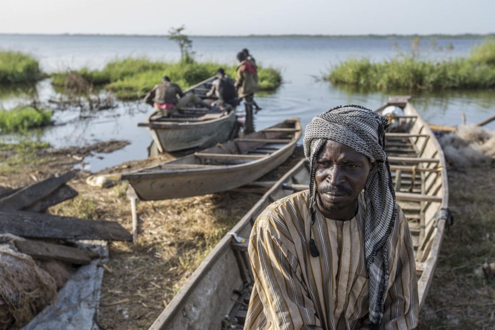 Hawali Oumar, 46 ans, réfugié nigérian, pêche sur le lac Tchad jusqu'à dix jours d'affilée, tandis que sa famille reste dans un camp situé à quelques kilomètres. Le père d'Hawali a été tué par Boko Haram dans son village au Nigeria, ce qui l'a poussé à fuir au Tchad avec sa famille de 10 personnes