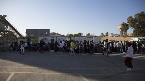 Des réfugiés disent au revoir à leurs amis du Centre de rassemblement et de départ de Tripoli, avant leur évacuation vers le Niger.