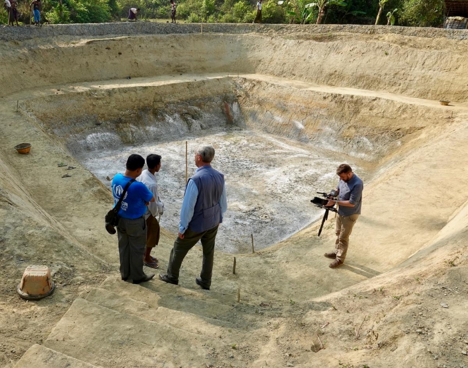 المفوض السامي للأمم المتحدة لشؤون اللاجئين فيليبو غراندي يزور مشروع خزان للمجتمع المحلي في مونغداو، ميانمار، والذي يتيح للسكان تجميع مياه الأمطار. 