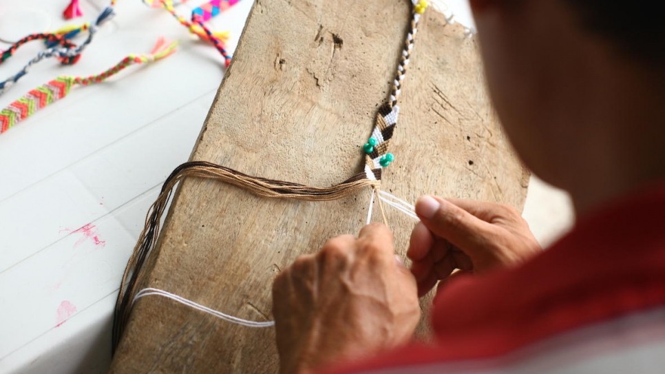 Des Vénézuéliens se forment à l'artisanat à la Maison de Grand-père à Riohacha, dans le nord de la Colombie, et vendent leurs produits sur le marché local. 