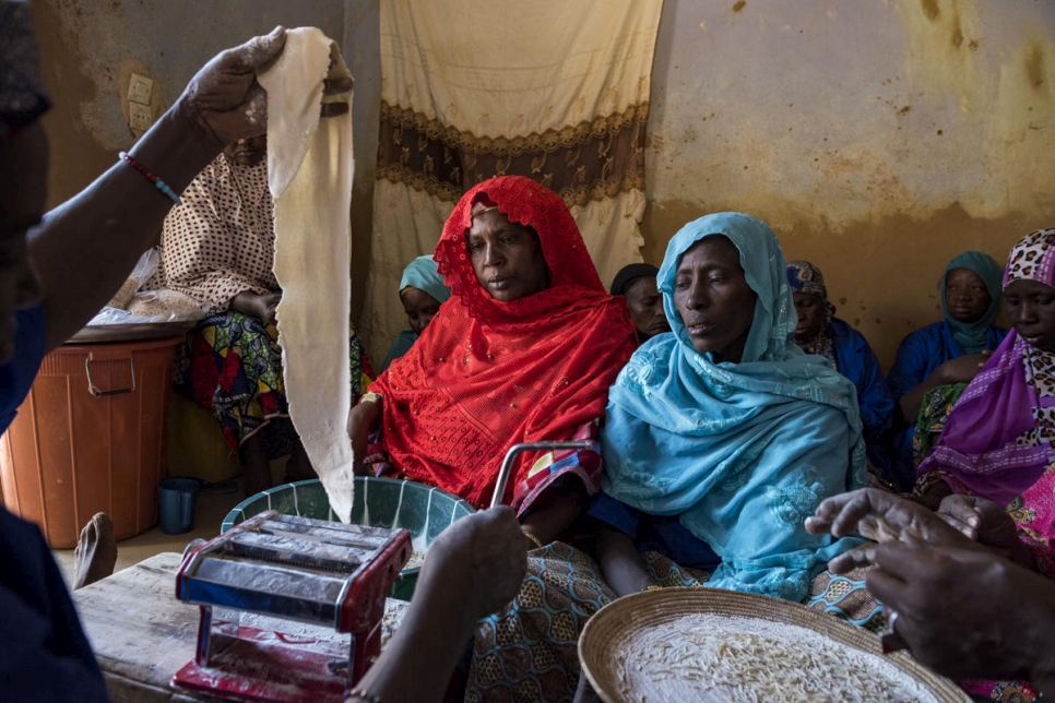 Mariam Souleye Maiga (en rouge) a créé une association dont l'activité est de faire des nouilles et les vendre. 