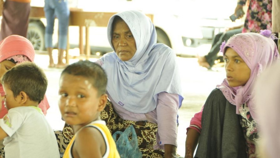 Indonesian fishermen rescue Rohingya